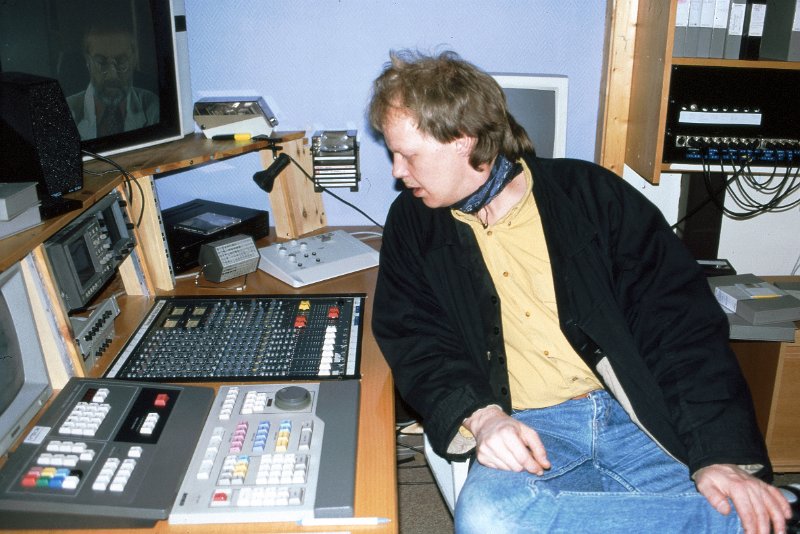 157_02.jpg - Bergul Roger er imponert over knappologien på en moderne mixepult