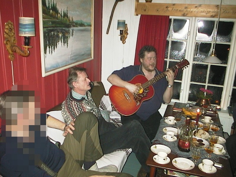 AUT_2055.JPG - Bernt hadde tatt med gitar'n.