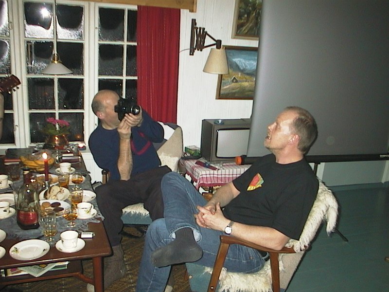 AUT_2056.JPG - Bergul Dag fotograferer Bergul Roger, så man har noe å vise som lysbilde på neste årsmøte.