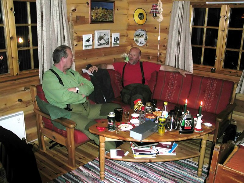 Epsn0037.jpg - Årsmøtedeltakere i sofakroken på Elgbakken.