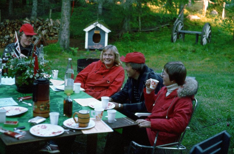 056_20.jpg - Det er Augusttreff på Foldstuggu. Roger, Irene, Dag og Brit nyter kaffe med nåkkå attåt utendørs