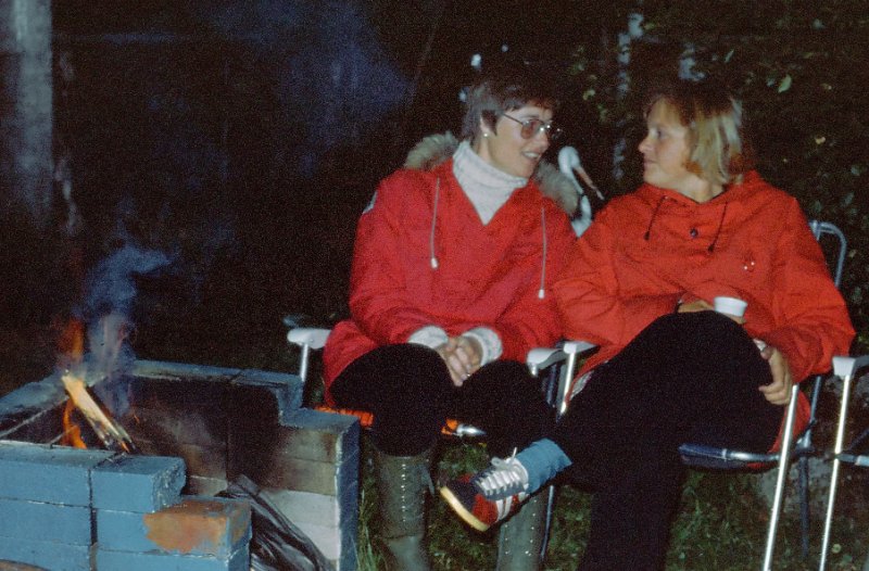 056_25.jpg - Brit og Irene i ivrig passiar ved peisen