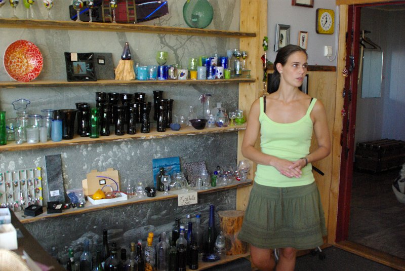 Imgp5916.jpg - I nabolaget hadde en svensk glasskunstner utsalg