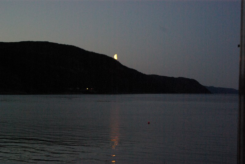 Imgp5950.jpg - Månen kikket fram forbi en åskam i Nordøst