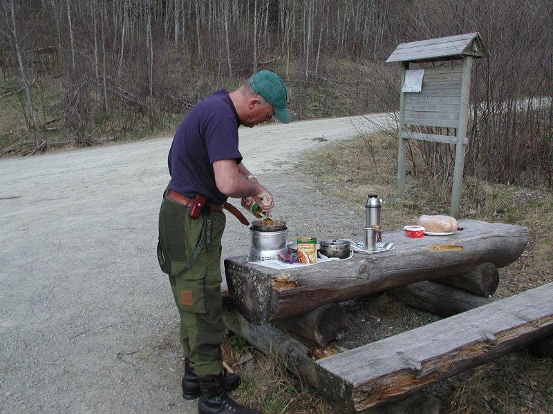 EPSN0132.JPG - Bergul Dag var arrangementansvarlig og vartet opp med lapskaus på treffpunkt ved Kolbotn i Hommelvika