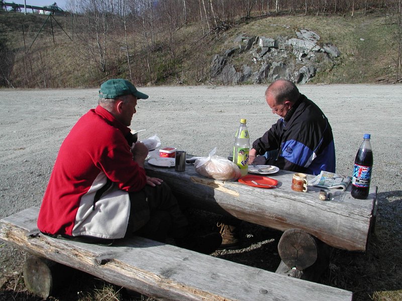 EPSN0134.JPG - Bergulene Dag og Roger ved solid møblement