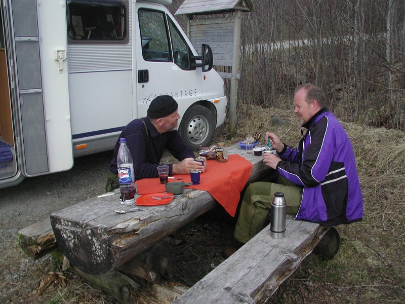 Epsn0087.jpg - Nok en gang er Bergulgruppen benket for bespisning ved møblementet ved Kulbotn