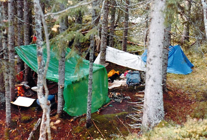 Bilde__0001.jpg - Bergulgruppens leirområde ved Fosslibekkens utløp i Heimfjordan.  Turens agenda var å prøve å leve ei langhelg på det man kunne jakte og fiske i traktene rundt her.