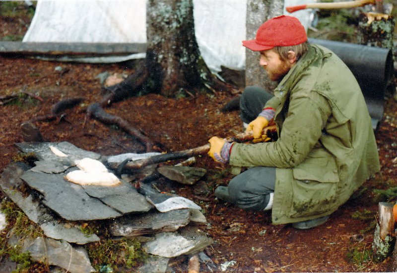 Bilde__0003.jpg - Fangsten har så langt vært skral, så klappakak stekt på en steinhelle var måltidet lørdag