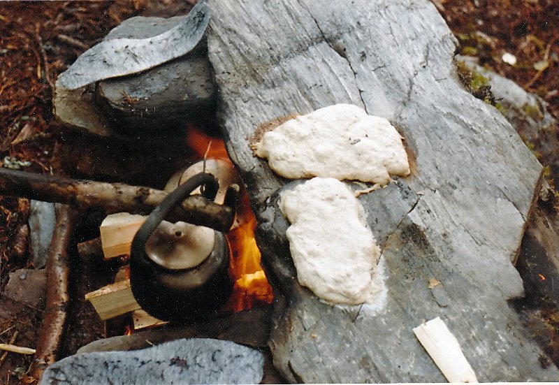 Bilde__0004.jpg - Det ser jo unektelig lekkert ut. Kaffe og klappakak, - kokt og stekt på steinaldermåten