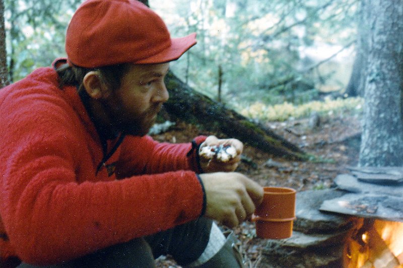 Bilde__0006.jpg - Dag med klappakak med blåbær og en kopp kaffe. Survival er egentlig ikke så værst alikevel tenker kanskje Bergul Dag