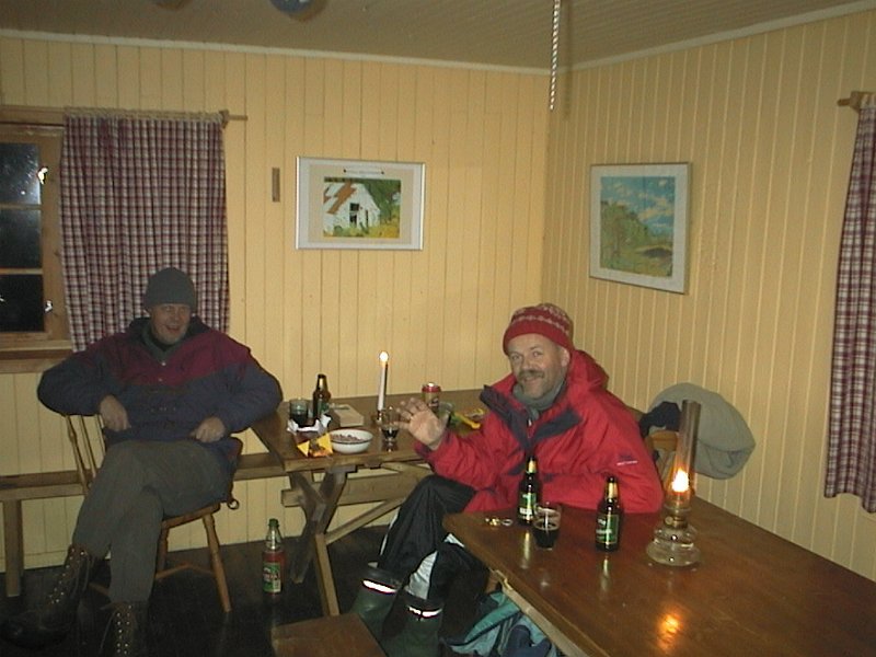 AUT_1651.JPG - Bergulgruppen har valgt å samles på Fjellstuggu denne fredagskvelden 26. november 1999. Ved Ryvarden fyr i leia mellom Haugesund og Bergen forliser hurtigbåten Sleipner denne kevlden, og 16 mennesker omkommer