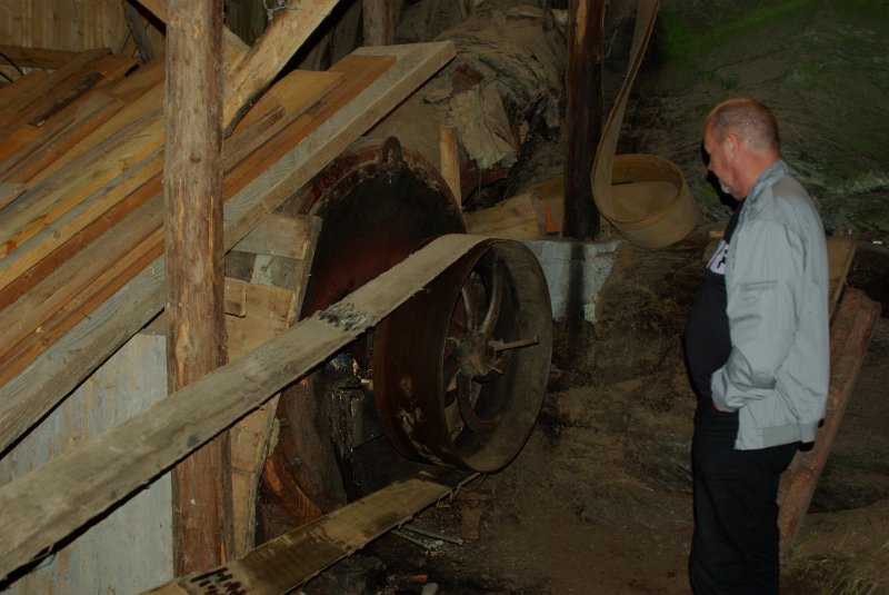 IMGP6871.JPG - Bergul Roger beundrer reimene for kraftoverfføring fra den gamle turbinen som dreiv Fossan Mølle samt ei sirkelsag.