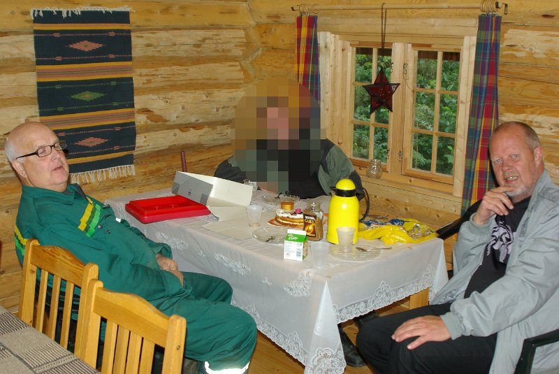 IMGP6878.JPG - Bergulgruppen ble servert kaffe og blautkak i masstuggu