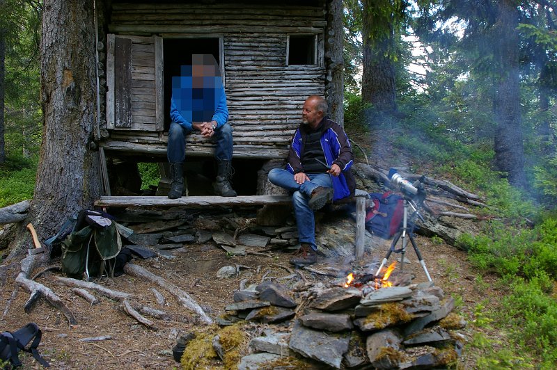 Imgp5199.jpg - Omgivelsene var ei fiskerkoie ved Skjeltjønna på Malvik-almenningen. Her hadde Bergulene Dag og Xxxx hatt tilhold flere ganger i ungdommen, - for 50 år siden