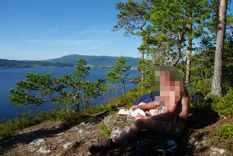 IMGP0934.JPG - Bergulsk måltid med spekemat og flatbrød ved Gammelveien i Gjevingåsen