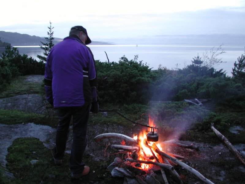 Epsn0069.jpg - Roger har kontroll på svartkjelen.