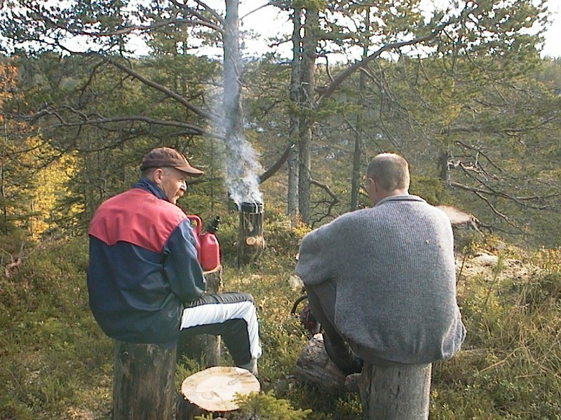AUT_1432.JPG - To kaffetørste Berguler venter på kjelen.