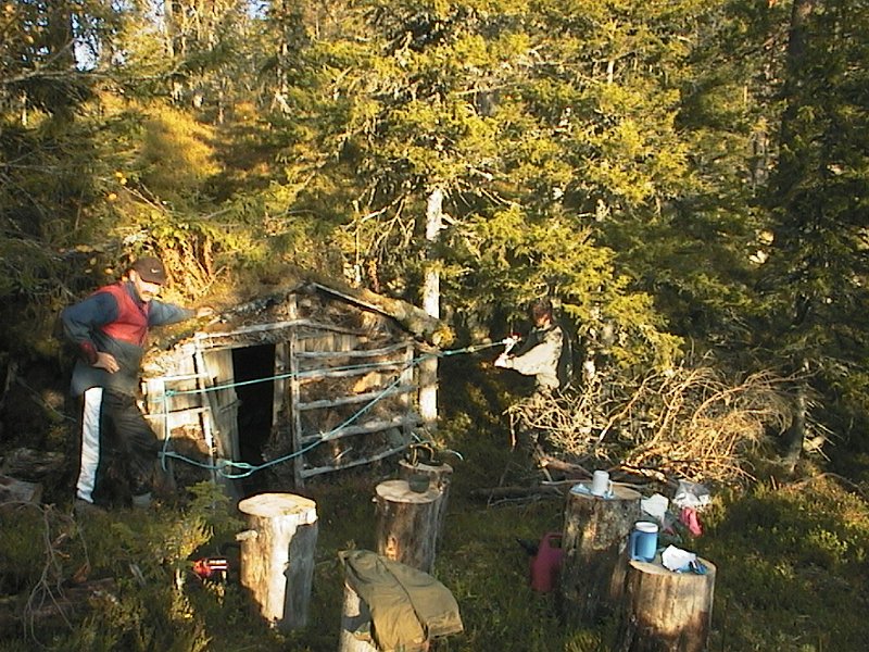AUT_1436.JPG - Vi brukte ei talje for å forsøke å rette opp hytta litt etter den harde medfarten den hadde fått
