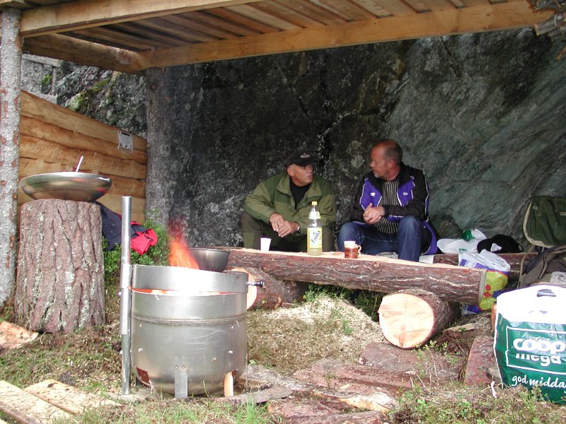 Epsn0001.jpg - Det ble innledet med bespisning i nybygd gapahuk på Kattjønnmyra