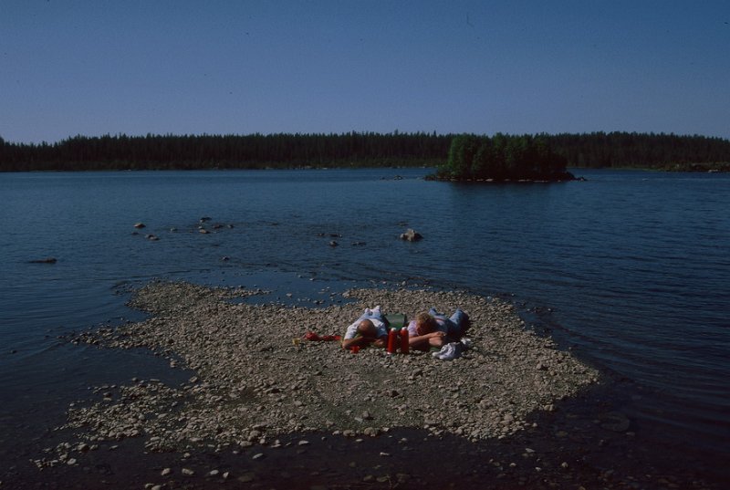 111_11.jpg - Bergulene Dag og Roger på omsvømt nattlæger ved Storuman
