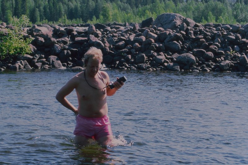 111_17.jpg - Roger med kamera under et forfriskende "fot(o)bad" i Kalixälven