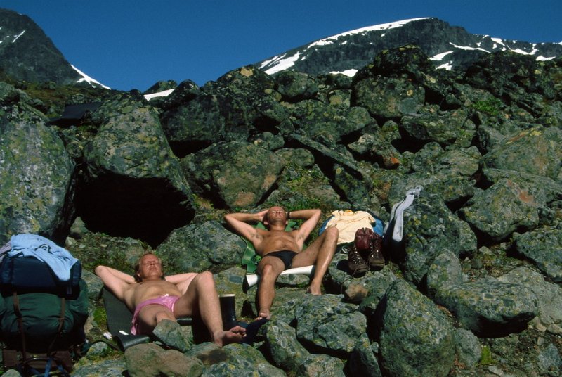 112_33.jpg - I godværet tok Bergulgruppen seg tid til litt soling underveis til Sveriges høyeste punkt.