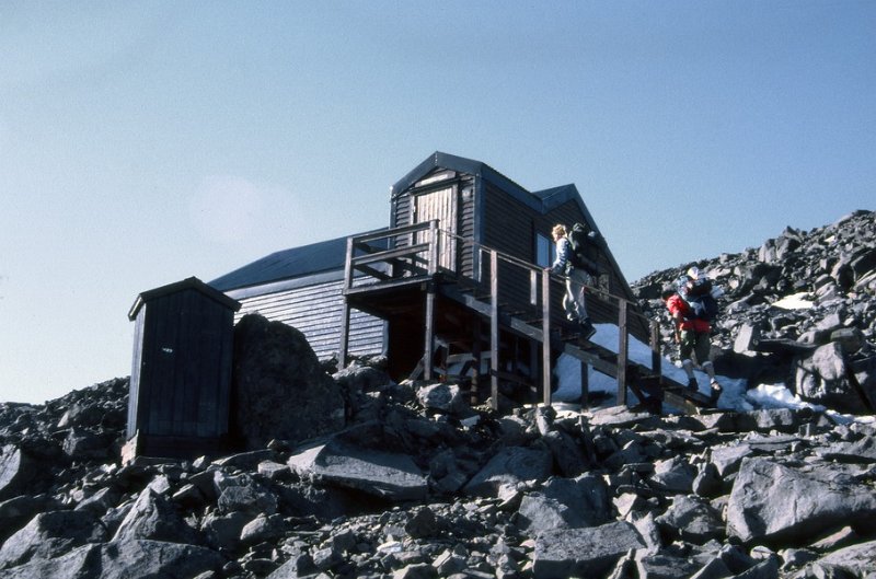 113_01.jpg - Den nye Toppstugan oppunder Kebnekaise