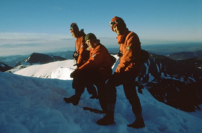 113_14.jpg - Her er Bergulgruppen på toppen av Kebnekaise. (Det var i det lyse feltet midt på bildet at det norske Herculesflyet traff bakken i mars 2012)