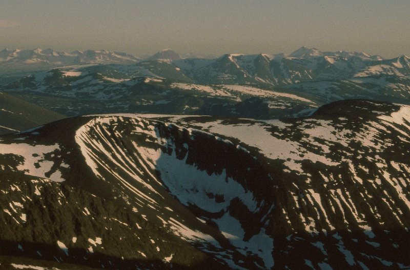 113_18.jpg - Utsikt sørover fra Sydtoppen Kebnekaise i Midnattsol