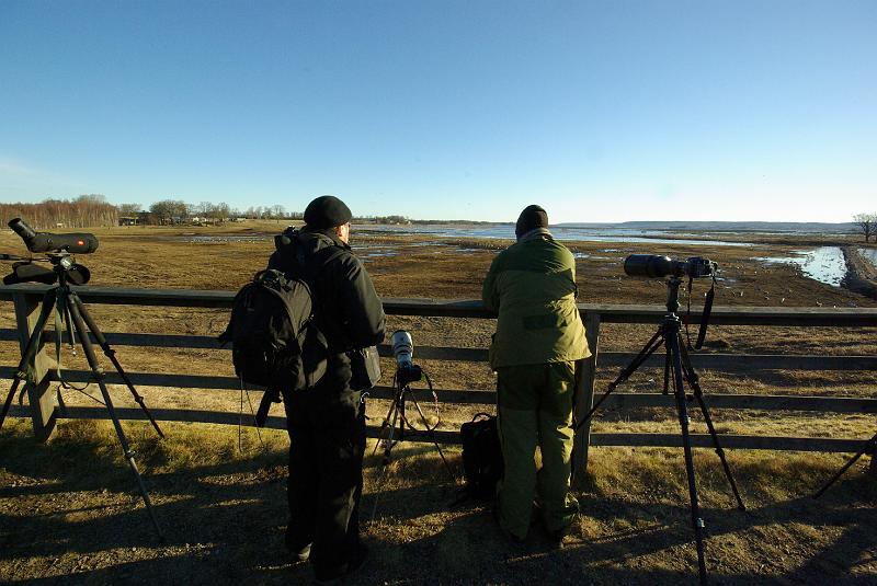 Imgp7176.jpg - Roar og Roger med rikholdig utrustning ved Bjurum tidlig en apårilmorgen
