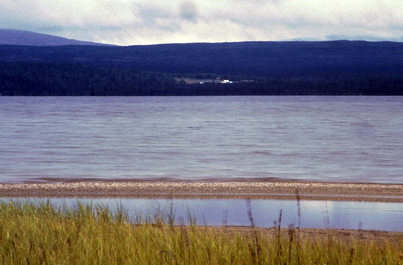 080_30.jpg - Over vatnet, -  på norsk side såg vi gården Gjevsjø