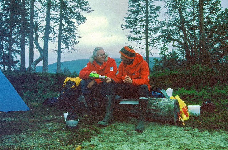 080_32.jpg - Bergulene Odd og Dag inntar et feltmessig måltid