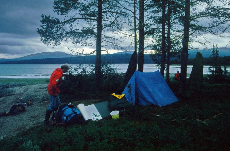 080_33.jpg - Det er kveld, og på tide å krype inn i teltet og finne soveposen