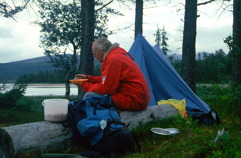 081_03.jpg - Litt molter fant vi også, og det smakte godt med middag da vi kom tilbake til leiren.