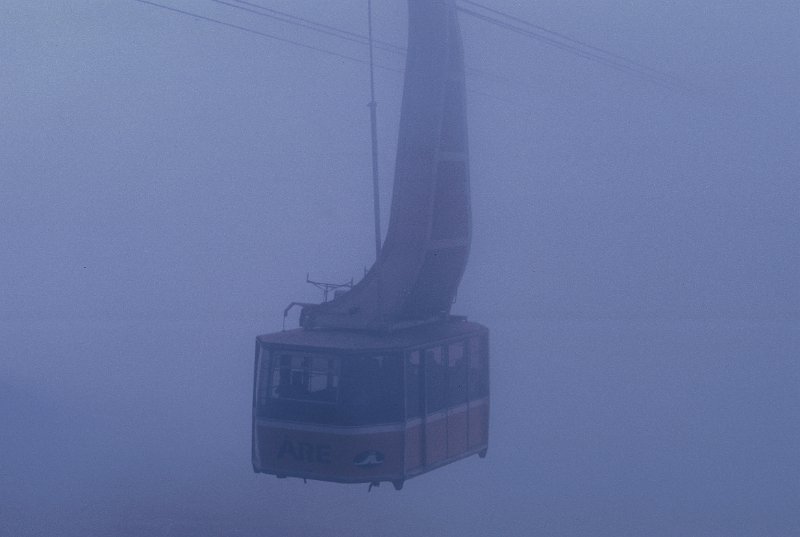 081_20.jpg - Neste kabin på tur opp er innhyllet i tåke.