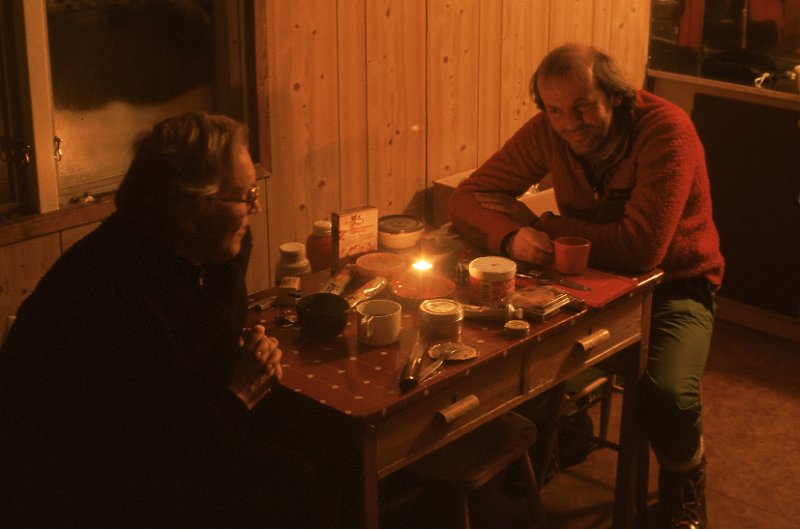 101_04.jpg - To berguler ei kveldsstund i ei lita hytte ved Stoulvån