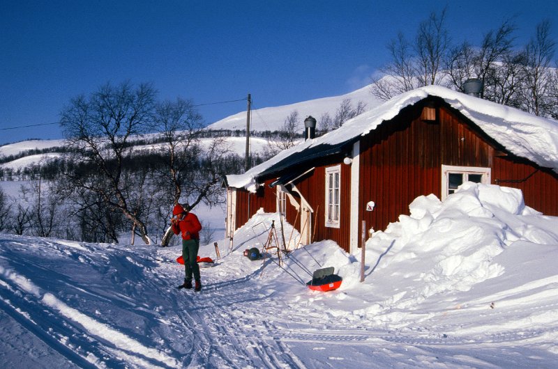 101_06.jpg - Morgenstell med tannpuss utafor hytta