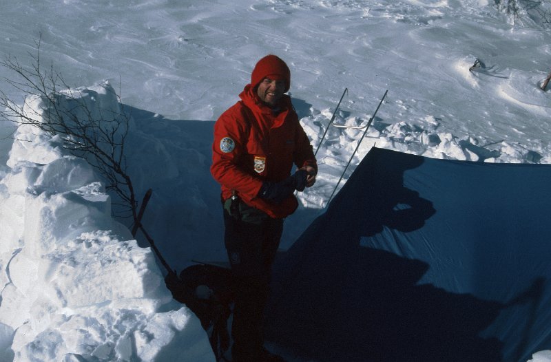 101_14.jpg - En levegg av snøblokker gir nødvendig ly for teltet i sprengkulda.