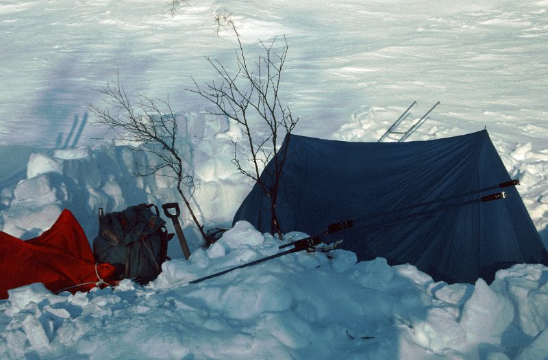 101_33.jpg - Teltleir i ei snøfonn