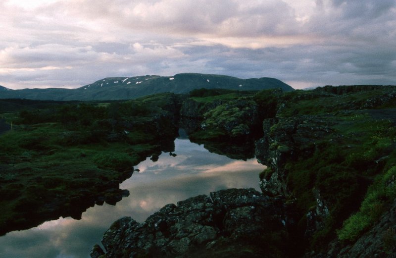 Runmag_081.jpg - Ei revne fylt med kaldt vatn ved Thingvellir er ei sprekk i sammenstøtningsfeltet mellom to kontinentalplater; - den Eurasiatiske og den Nordamerikanske. Revnen blir kalt Thildra på Island
