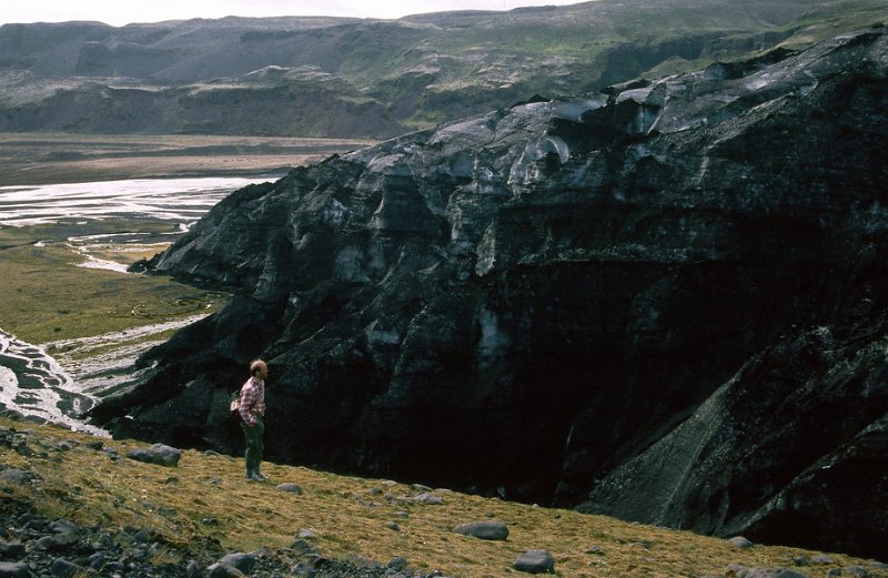 Runmag_149.jpg - Askenedfall fra utallige vulkanutbrudd har gjort at isbreene på Island ofte er helt svarte.