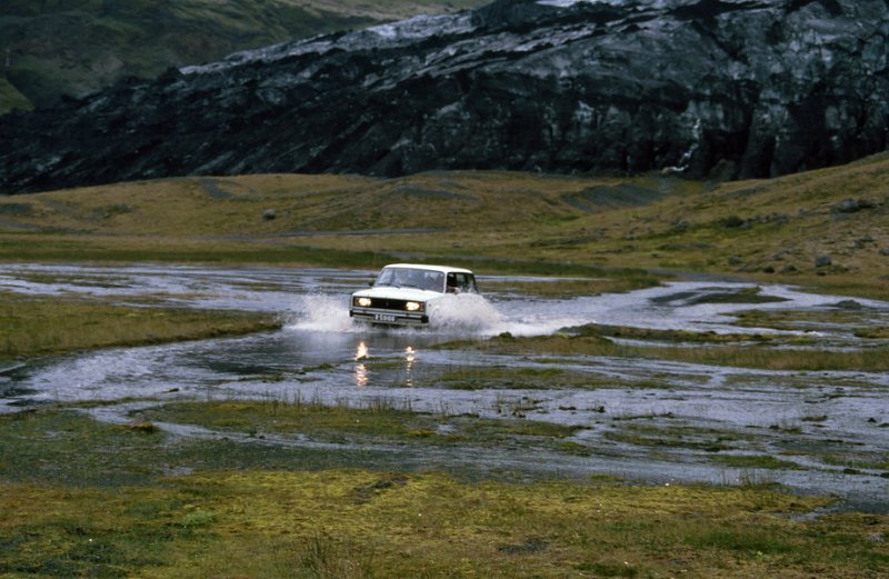 Runmag_151.jpg - Bilkjøring på Island kunne by på utfordringer. Lada'n klarte brasene