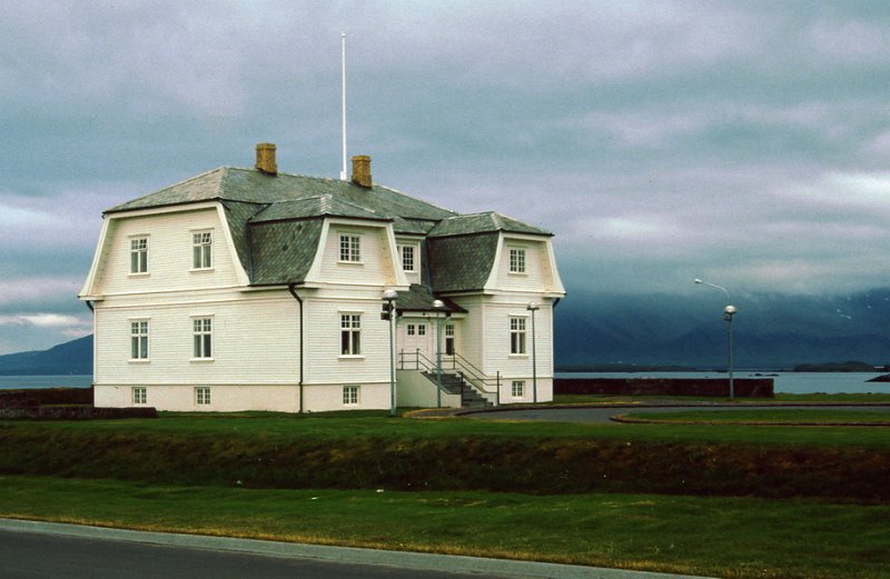Runmag_157.jpg - Høfdi i Reykjavik. Møtested for Reagan og Gorbatsjov i 1986