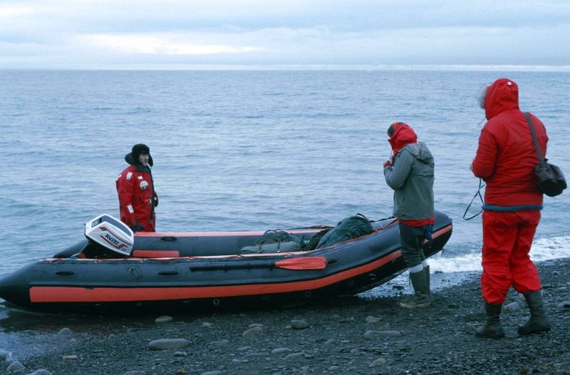 067_13.jpg - Transport til Diabasodden skjedde med gummibåt.