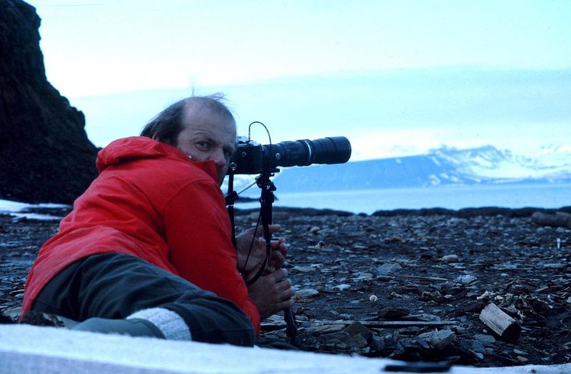 068_05.jpg - Naturfotograf Dag Haug i lavtkrypende framrykning under en sfari i fjæra  innunder Diabasodden