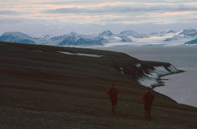069_10.jpg - Dag og Roger på fottur vestover langs Sassenfjoden