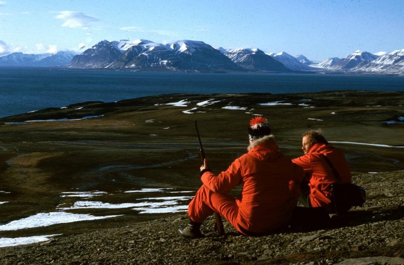 070_11.jpg - To Berguler Roger og Dag nyter flott utsikt over Sassenfjorden fra fjellknausen Marhøgda