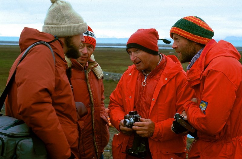 070_33.jpg - Dag slår av en prat med noen utenlandske polarforskere vi traff i Longyearbyen
