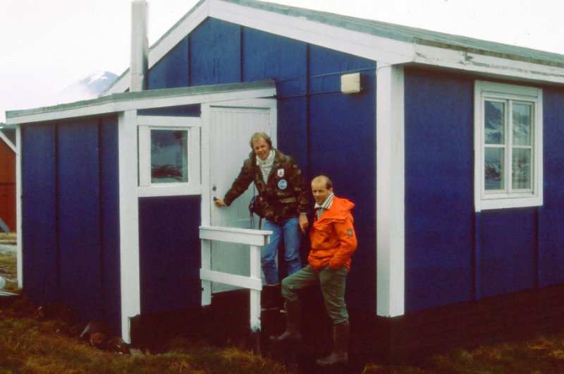103_23.jpg - Bergulene Roger og Dag ved "Hotellet" i Angmagssalik.